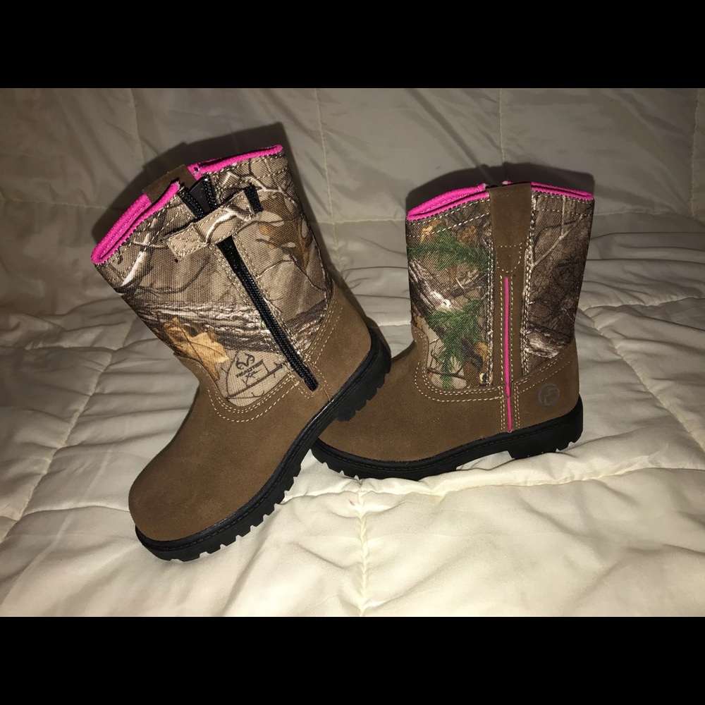 Brand new never worn Magellan boots